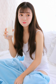 美女裸胸